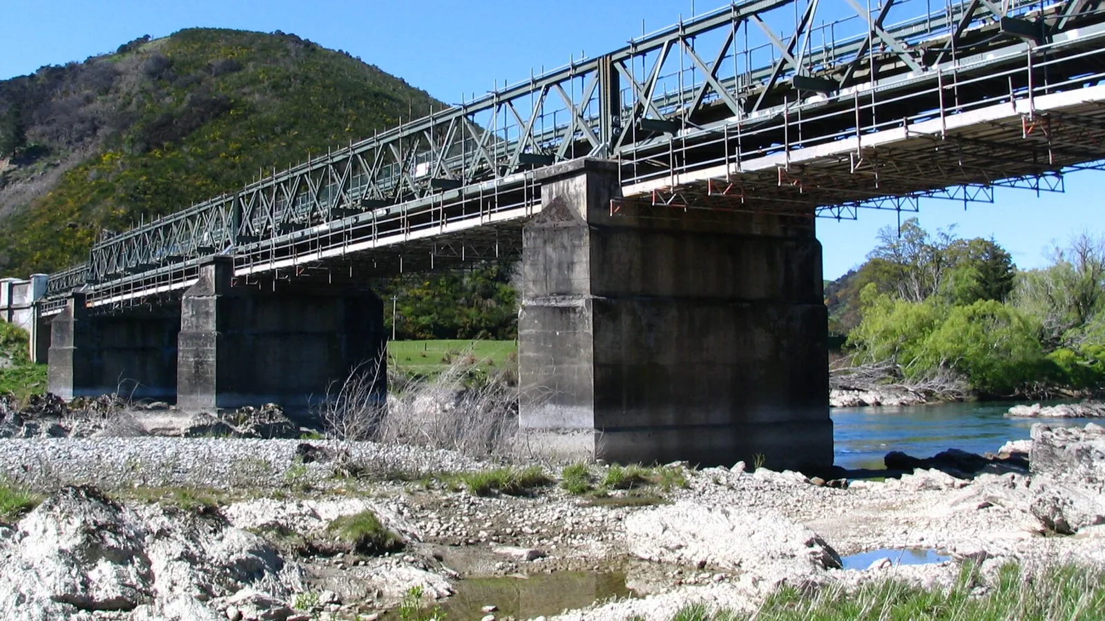One-lane bridge on a remote New Zealand road